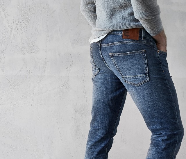 Rückansicht von einem Mann der eine Jeans trägt