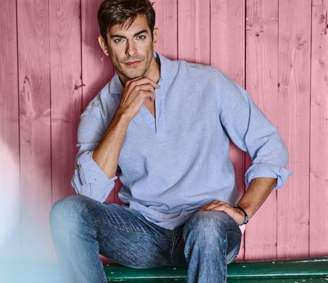 Das zweigeteilte Bild zeigt auf der linken Seite einen Mann in nachdenklicher Pose, bekleidet mit einem hellblauen Leinenhemd und einer blauen Jeans; auf der rechten Seite ist die Makroabbildung eines hellblauen Leinenhemdes zu sehen.