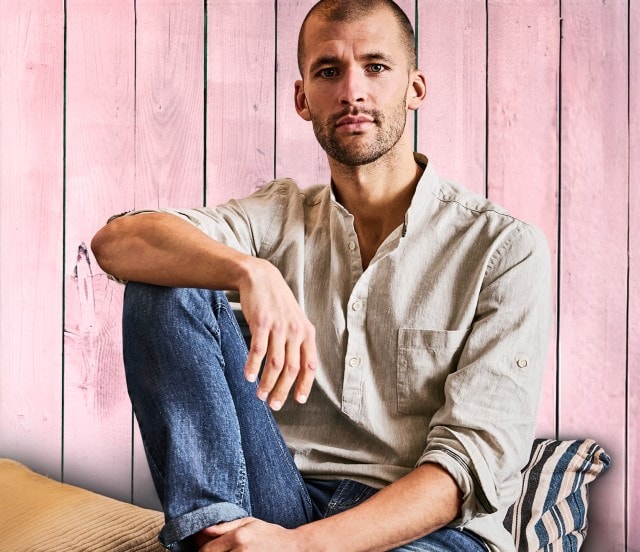 Das zweigeteilte Bild zeigt auf der linken Seite einen Mann, bekleidet mit einem naturfarbenen Leinenhemd und einer dunkelblauen Jeans; auf der rechten Seite ist die Makroabbildung eines  Leinenhemdes zu sehen.