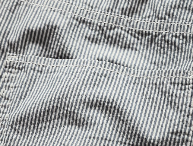 Detailaufnahme einer gestreiften Hose