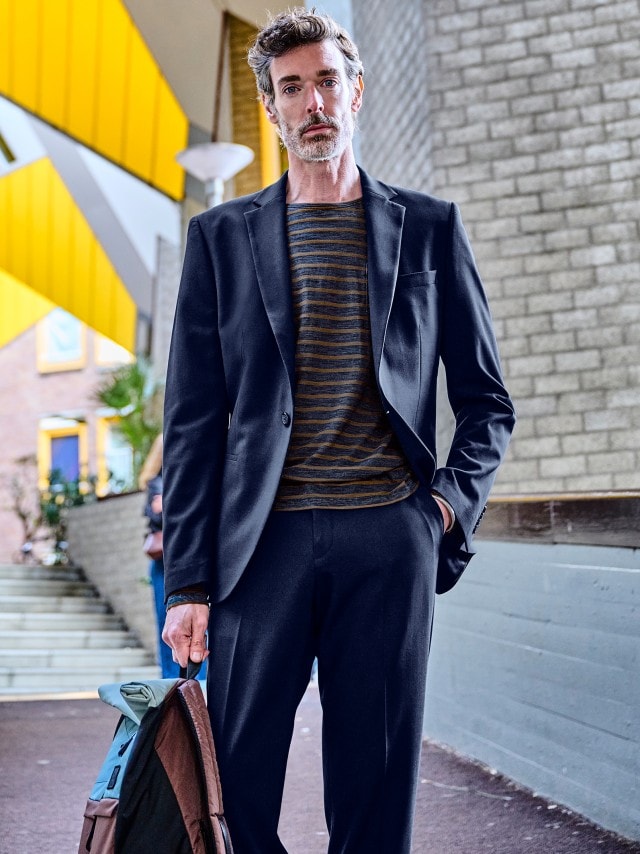 Mann trägt einen blauen Anzug