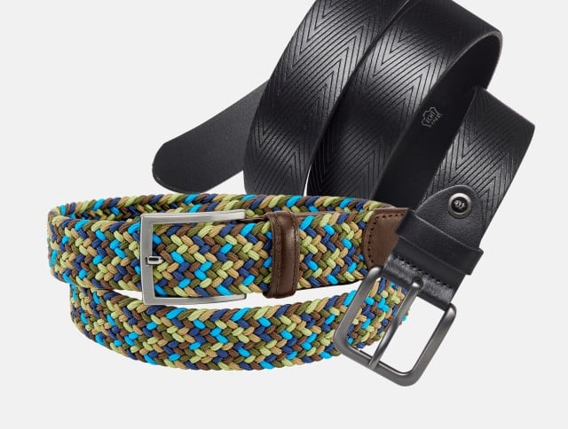Auf dem Bild sind zwei Gürtel zu sehen: ein schwarzer Leder­gürtel mit dezentem Pfeilmuster und ein mehrfarbig geflochtener Gürtel in Blau-, Grün- und Brauntönen.