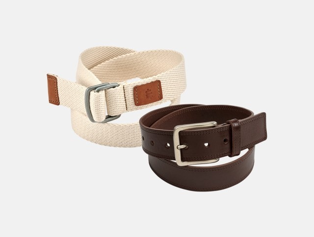 Zwei Gürtel für unterschiedliche Styles: einer aus cremefarbenem Canvas mit Metallschließe und Lederdetails für einen sportlich-lässigen Look, der andere aus dunkelbraunem Leder mit klassischer Schnalle.