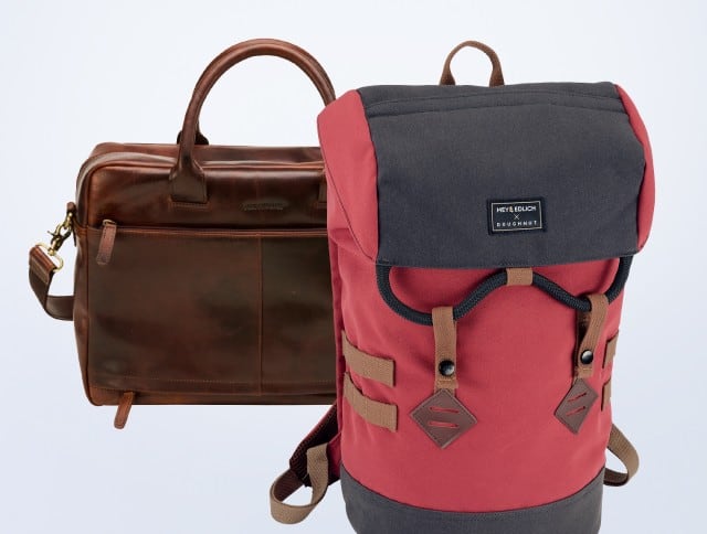 Zu sehen sind eine braune Ledertasche und ein rot‑grauer Rucksack mit braunen Details.
