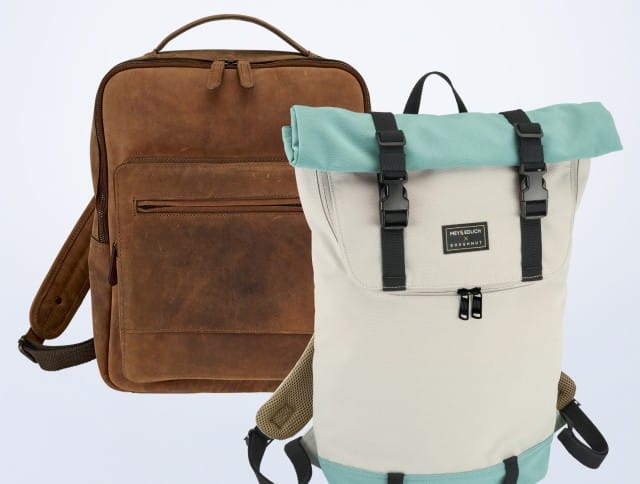Zu sehen sind eine braune Ledertasche und ein weißer Rucksack mit hellblauen Details.