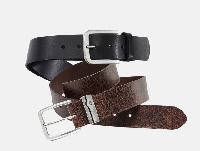 Die beiden Ledergürtel – einer in klassischem Schwarz mit matter Struktur, der andere in rustikalem Dunkelbraun mit Vintage-Effekt – überzeugen durch schlichte Metallschließen und zeitlos maskulinen Stil.