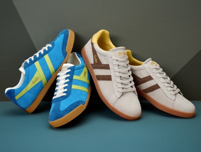 Zu sehen sind zwei Paar Sneaker: ein blau‑grünes Paar mit weißer Sohle und ein cremefarbenes Paar mit braunen Streifen und hellbrauner Sohle.