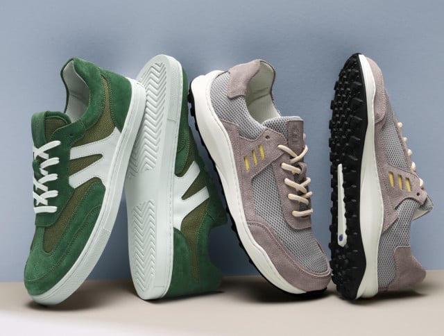 Zu sehen sind zwei Paar Sneaker: ein grünes Paar mit weißer Sohle und ein cremefarbenes Paar mit braunen Streifen und schwarzer Sohle.