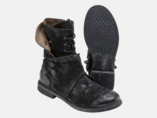 Die schwarzen Leder-Boots mit Schnürung, markanter Lasche und robustem Profil vereinen rockige Lässigkeit mit hochwertigem Vintage-Charme.