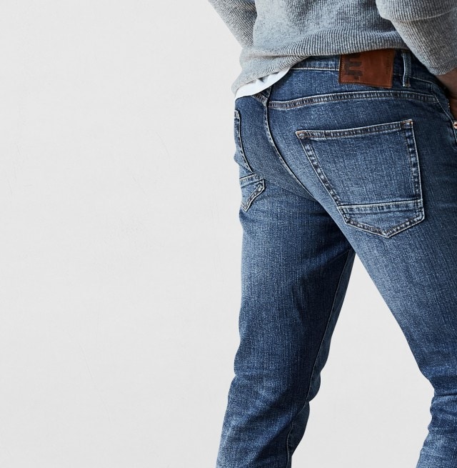 Rückansicht von einem Mann der eine Jeans trägt