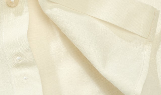Detailaufnahme eines Hemds aus Baumwolle.
