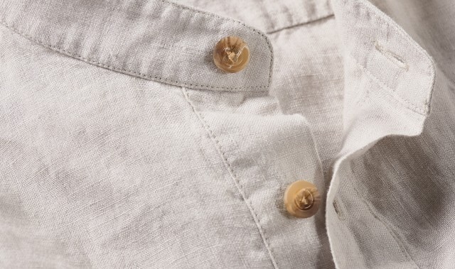 Detailaufnahme eines Hemds aus Leinen.