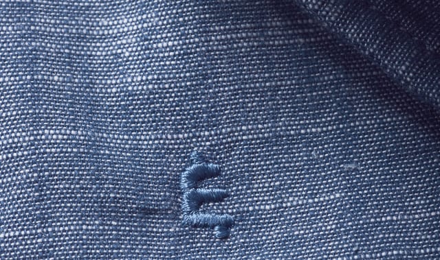 Detailaufnahme eines Hemds aus Chambray.