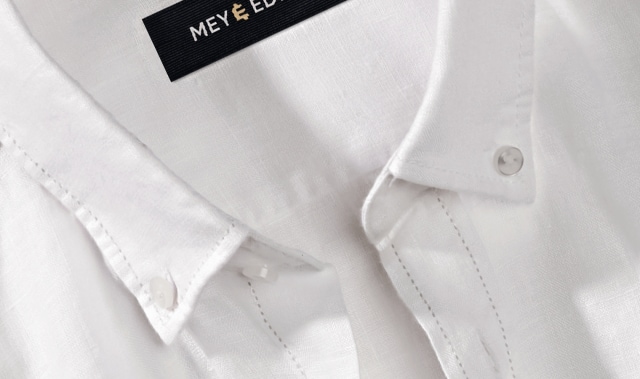 Detailaufnahme eines Button-down-Kragens.