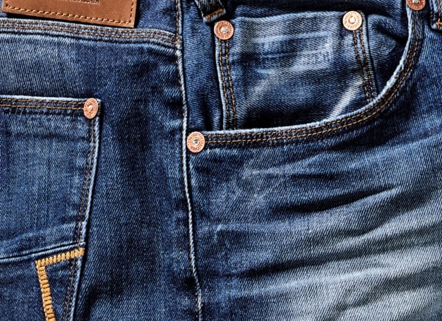 Nahaufnahme einer Jeans mit Fokus auf Taschen