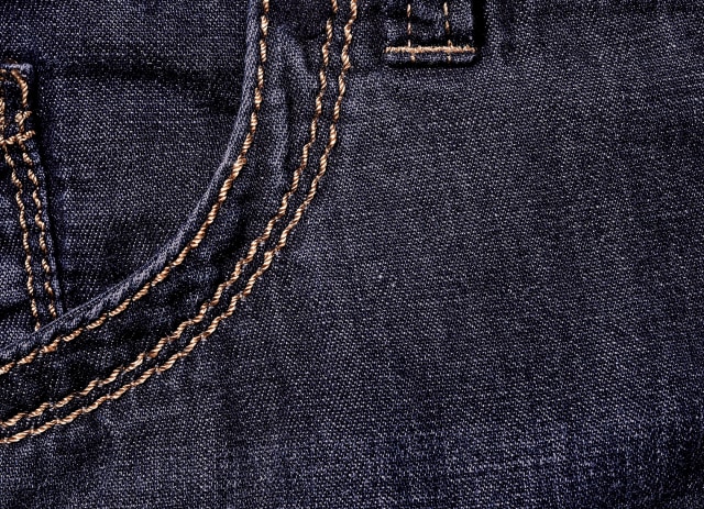 Nahaufnahme einer dunklen Jeans