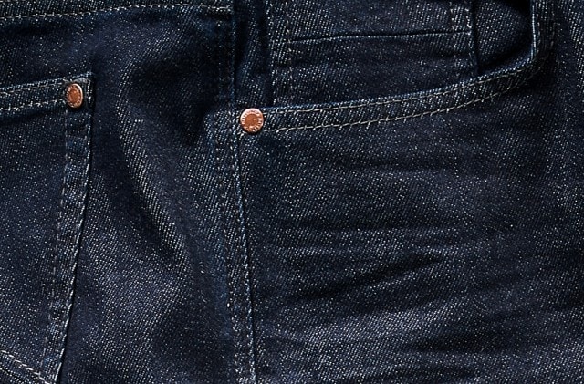 Nahaufnahme einer dunklen Jeans