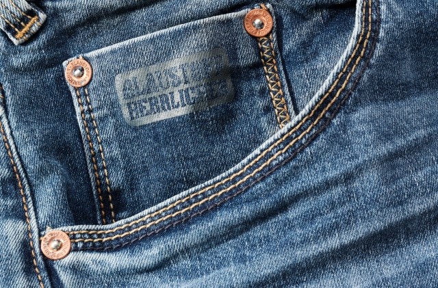 Nahaufnahme einer hellen Jeans