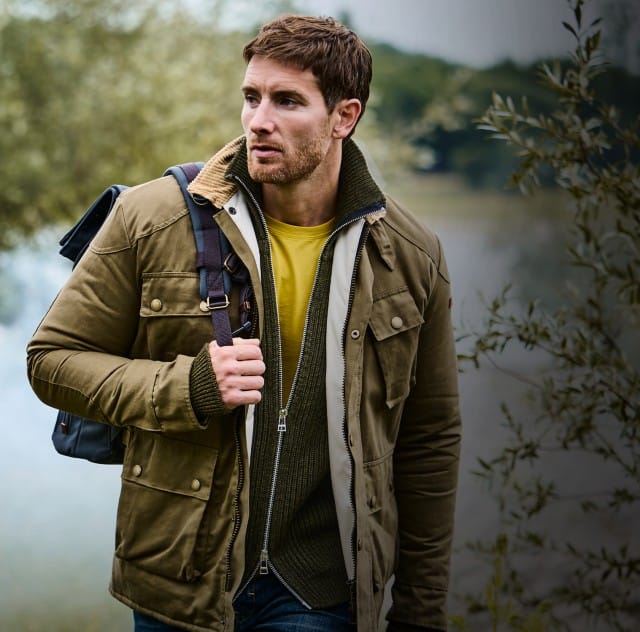 Zwei Personen sind zu sehen, links vor neutralem Hintergrund in gemusterter Strickjacke und rechts im Freien mit Rucksack und Outdoor-Jacke neben einem Gewässer.