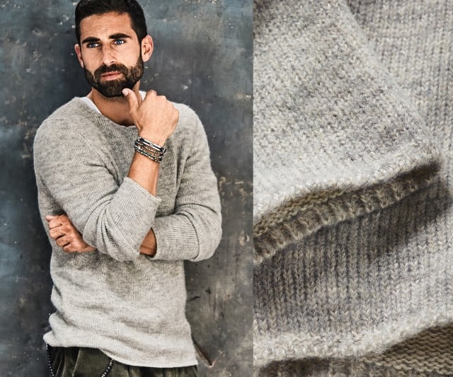 Ein Mann trägt einen hellgrauen Strickpullover und posiert vor einer dunklen Wand, während rechts eine Nahaufnahme der Pulloverstruktur zu sehen ist.