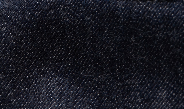 Struktur eines dunklen Jeansstoffes.