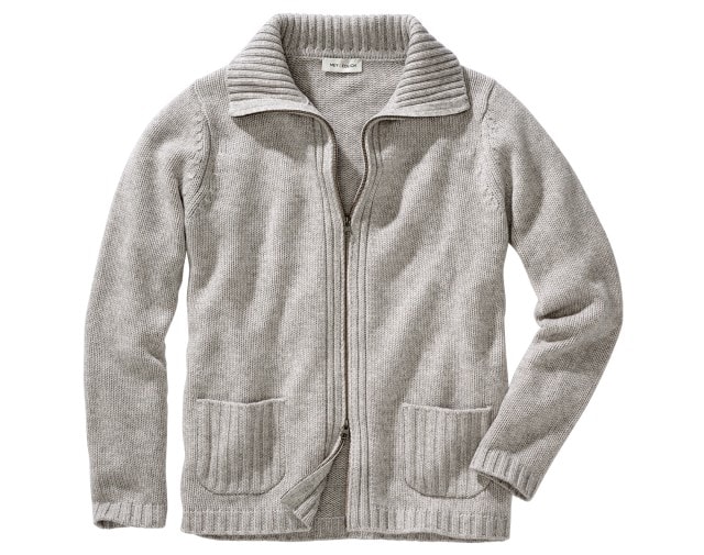 Auf dem Bild ist eine hellgraue Strickjacke mit Reißverschluss, Rippenkragen sowie zwei aufgesetzten, gerippten Taschen zu sehen.