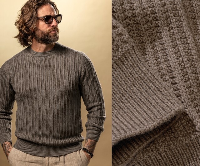 Auf dem Bild ist ein Mann zu sehen, der einen braunen, grob gestrickten Pullover mit rundem Halsausschnitt trägt; daneben ist eine Detailaufnahme des Strickmusters des Pullovers abgebildet.