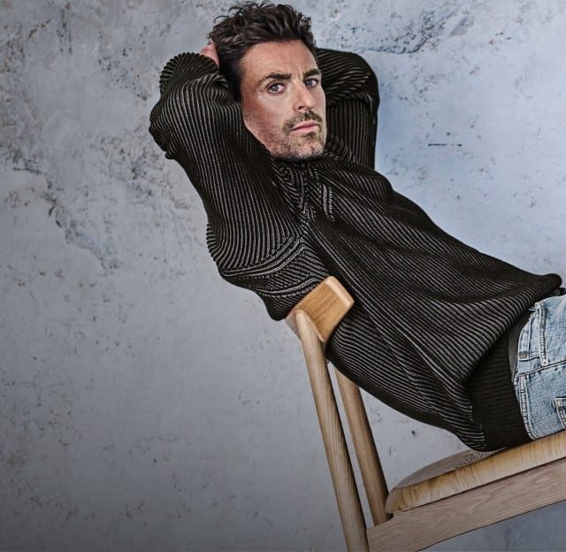 Der Mann liegt entspannt auf einem Stuhl und streckt seine Beine auf einer Bank aus. Der Mann liegt entspannt auf einem Stuhl und streckt seine Beine auf einer Bank aus.