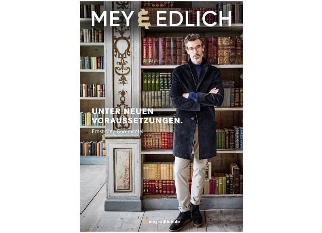 Das Titelbild zeigt einen Mann vor einem Bücherregal