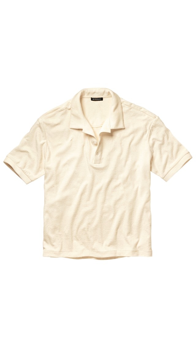 Die Abbildung zeigt ein cremefarbenes Poloshirt.