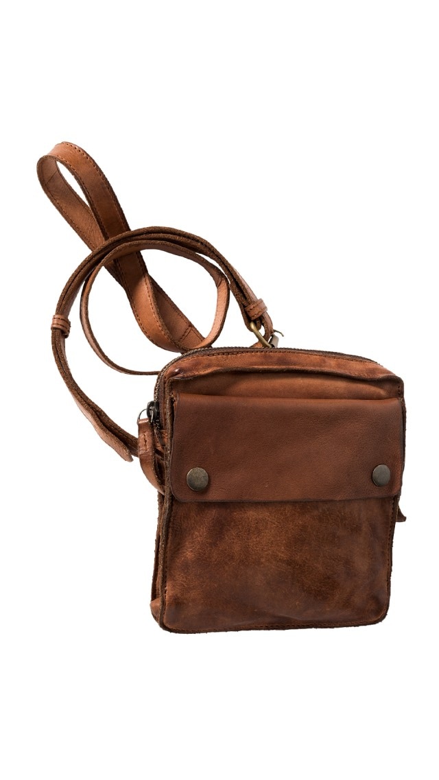 Die Abbildung zeigt eine kleine braune Ledertasche mit Schulterriemen und zwei Druckknöpfen.