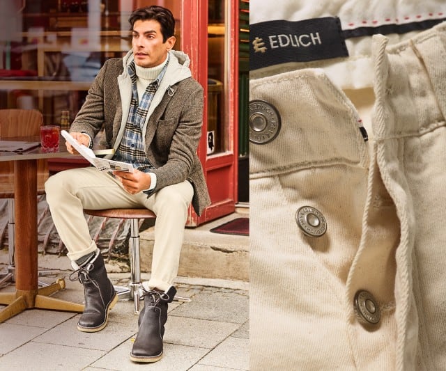 Ein Mann sitzt vor einem Café, liest Zeitung und trägt helle Hosen und winterliche Kleidung, während rechts eine Nahaufnahme der Knopfleiste seiner Hose zu sehen ist.