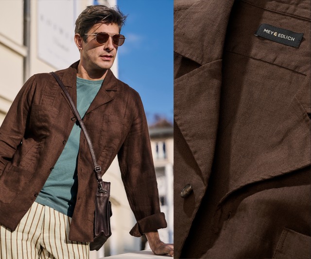 Auf dem Bild trägt ein Mann eine braune, locker geschnittene Hemdjacke über einem grünen T-Shirt, dazu beige Hose mit braunen Streifen und eine braune Umhängetasche; rechts ist eine Detailaufnahme des braunen Stoffes mit Label zu sehen.