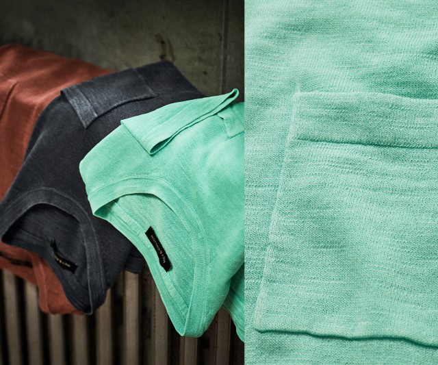 Auf dem Bild sind drei kurzärmlige Strickshirts in den Farben Rostrot, Anthrazit und Mintgrün zu sehen, jeweils mit einer Brusttasche; rechts ist eine Detailaufnahme des mintgrünen Shirts abgebildet.