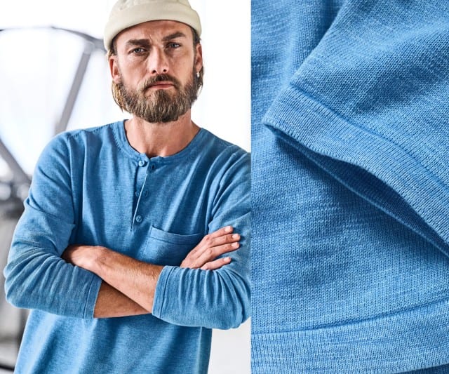 Eine Person mit verschränkten Armen trägt ein hellblaues Langarmshirt und eine helle Mütze, während rechts daneben eine Detailaufnahme der feinen Strickstruktur des blauen Stoffes gezeigt wird. Eine Person mit verschränkten Armen trägt ein hellblaues Langarmshirt und eine helle Mütze, während rechts daneben eine Detailaufnahme der feinen Strickstruktur des blauen Stoffes gezeigt wird.