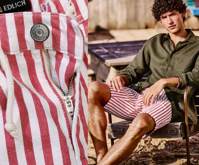 Eine Person sitzt auf einem Stuhl im Sand und trägt ein olivgrünes Hemd mit rot-weiß gestreiften Shorts, während links eine Detailaufnahme der Shorts mit Reißverschluss, Knopf und Stoffstruktur zu sehen ist. Eine Person sitzt auf einem Stuhl im Sand und trägt ein olivgrünes Hemd mit rot-weiß gestreiften Shorts, während links eine Detailaufnahme der Shorts mit Reißverschluss, Knopf und Stoffstruktur zu sehen ist.