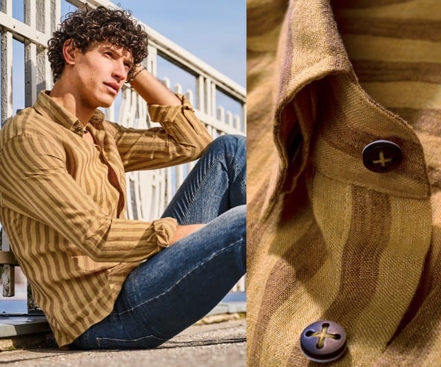 Eine Person sitzt im Freien vor einem weißen Geländer und trägt ein locker geschnittenes, beige-braun gestreiftes Hemd mit hochgekrempelten Ärmeln sowie eine blaue Jeans, während rechts eine Detailaufnahme des Hemdstoffs mit Knöpfen und seiner feinen Webstruktur zu sehen ist. Eine Person sitzt im Freien vor einem weißen Geländer und trägt ein locker geschnittenes, beige-braun gestreiftes Hemd mit hochgekrempelten Ärmeln sowie eine blaue Jeans, während rechts eine Detailaufnahme des Hemdstoffs mit Knöpfen und seiner feinen Webstruktur zu sehen ist.