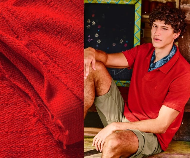 Eine Person sitzt in einer rustikalen Umgebung und trägt ein rotes Kurzarm-Poloshirt mit hellen Shorts und einem blauen Halstuch, während links eine Detailaufnahme der roten Stoffstruktur und der offenen Saumverarbeitung des Shirts zu sehen ist. Eine Person sitzt in einer rustikalen Umgebung und trägt ein rotes Kurzarm-Poloshirt mit hellen Shorts und einem blauen Halstuch, während links eine Detailaufnahme der roten Stoffstruktur und der offenen Saumverarbeitung des Shirts zu sehen ist.