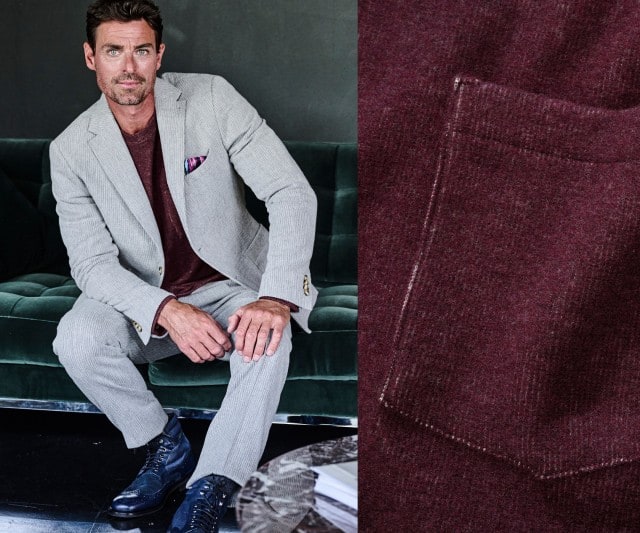 Ein Mann trägt einen hellgrauen Anzug mit bordeauxfarbenem Shirt, daneben ist eine Stoffdetailaufnahme in Bordeaux zu sehen.