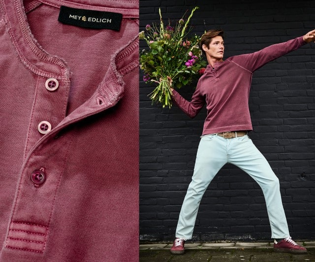 Auf der linken Seite eine Detailansicht von der Kragenpartie eines roten Langarmshirts, auf der rechten Seite ein Mann bekleidet mit einem roten Langarmshirt und einer hellen Jeans der in seiner rechten Hand einen Blumenstrauß wie einen Speer hält.