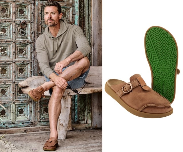 Mann trägt Hoodie mit gestreiften Shorts und braunen Clogs