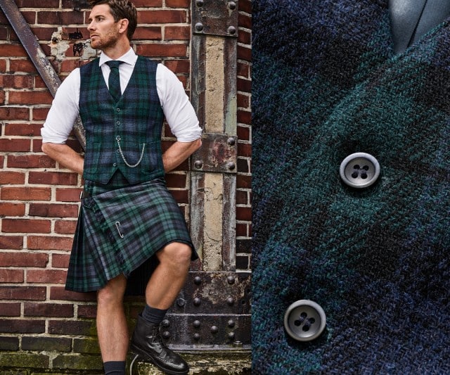 Auf dem Bild ist ein Mann zu sehen, der vor einer Backsteinwand steht und ein Outfit im schottischen Stil aus Weste, Krawatte und Kilt mit grün-blauem Karomuster trägt; daneben ist eine Detailaufnahme des Stoffes mit Knöpfen zu sehen.