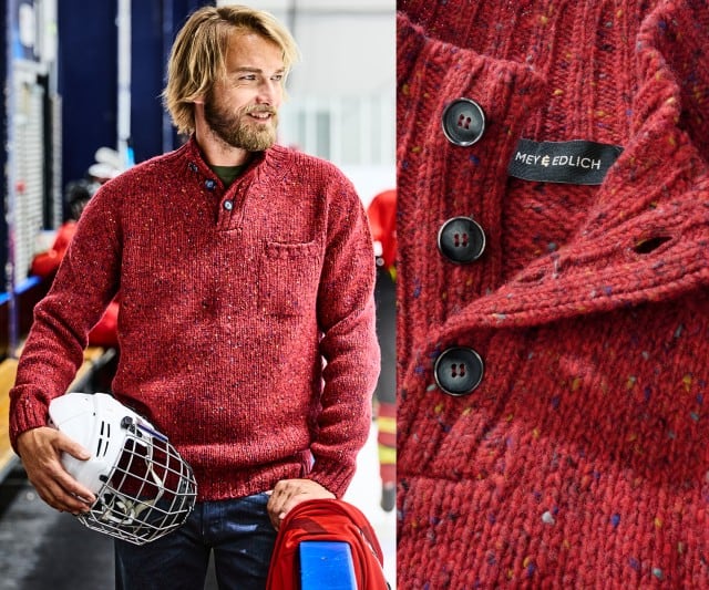 Ein Mann trägt einen roten Strickpullover mit Knopfleiste und dunkler Jeans, daneben ist eine Detailaufnahme des Pullovers zu sehen.