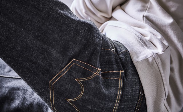 Nahaufnahme eines Mannes der eine Jeans trägt.