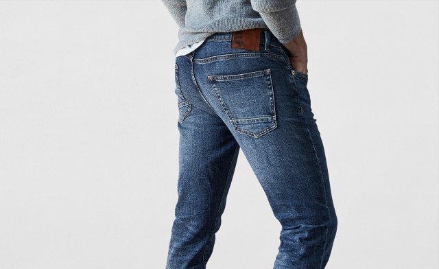 Rückansicht eines Mannes der eine Jeans trägt
