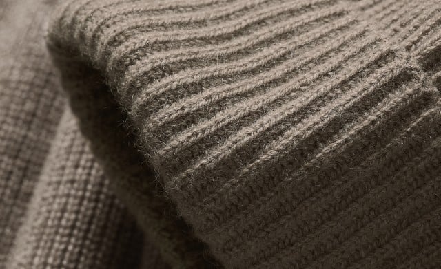 Das Bild zeigt eine Nahaufnahmefoto von einem Ärmel auf Kaschmir