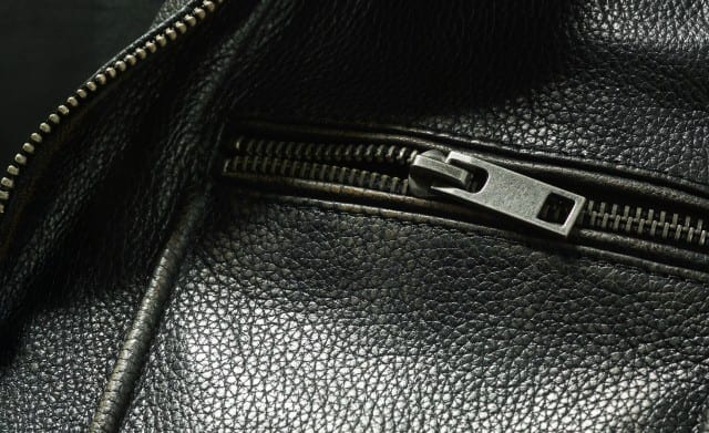 Das Bild zeigt eine Nahaufnahme einer Lederjacke.