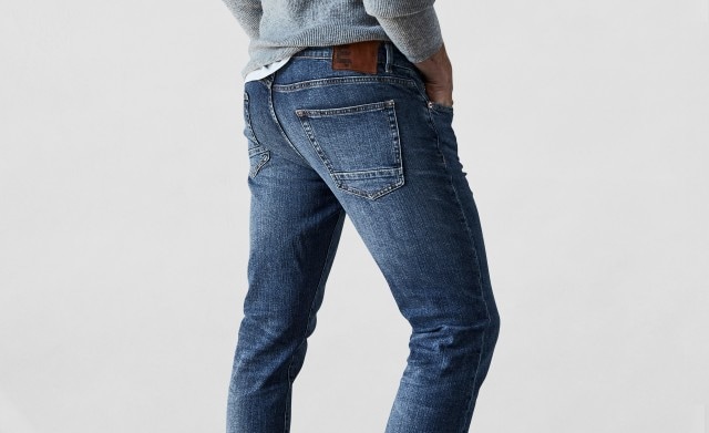 Rückansicht eines Mannes der eine Jeans trägt
