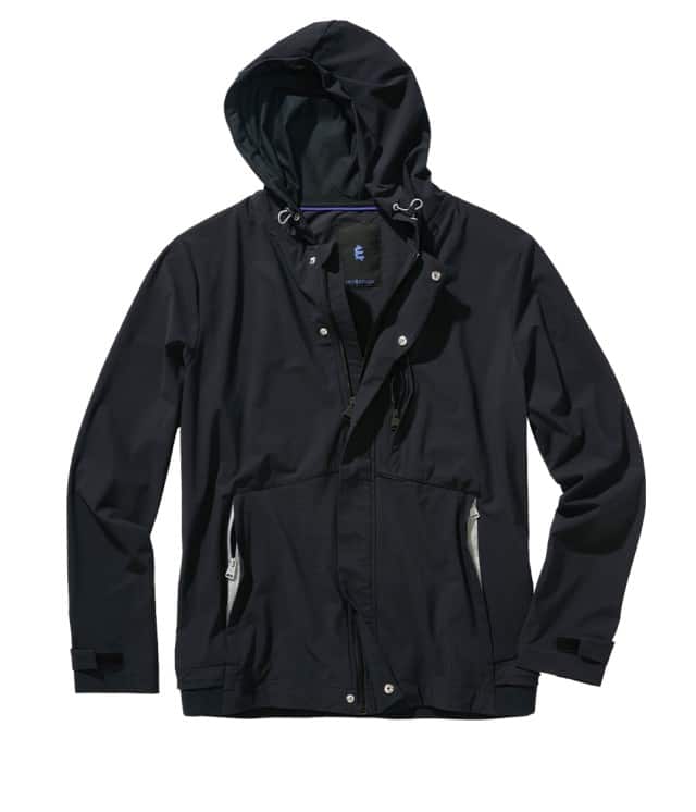 Eine schwarze Freizeitjacke mit Kapuze liegt flach ausgebreitet da und zeigt Reißverschlüsse, Druckknöpfe sowie seitliche Taschen.