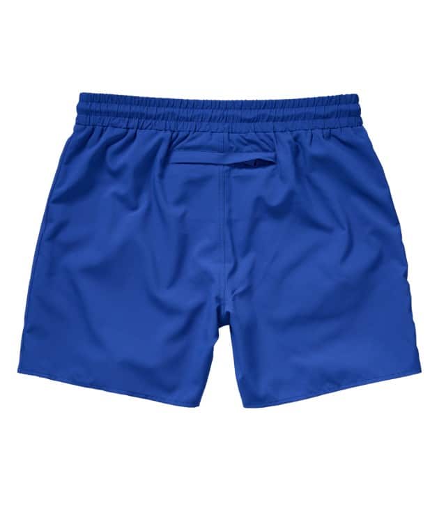 Eine blaue kurze Sporthose mit elastischem Bund liegt flach ausgebreitet da und zeigt eine kleine rückseitige Tasche